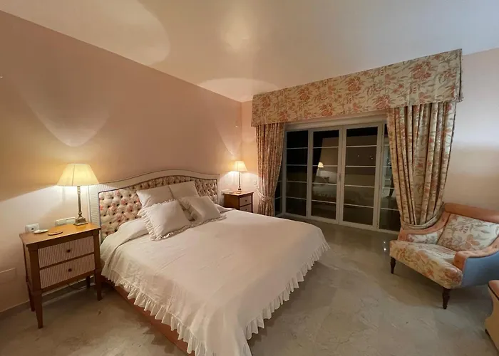 Vila Golf In Marbella, Frontline Golfvilla In Rioreal Golf Marbella